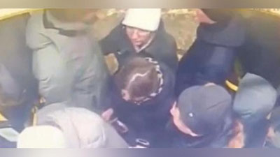 Изрображение 'В Астане женщина выпала из переполненного автобуса на ходу (видео)'