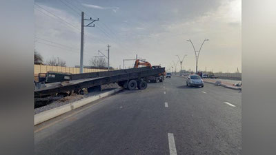 Изрображение 'В Сергели "КамАЗ" с прицепом стукнул "Ласетти" и съехал с обочины (фото)'