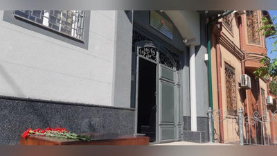 Изрображение 'Ташкентцы несут цветы к зданиям Посольства России и представительства Татарстана'