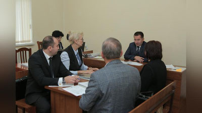 '"Borovskiy" nomidagi Tibbiyot kolleji talabasining kaltaklanib vafot etishi bilan bog`liq yana bir sud ishi keyingi qoldirildi'ning rasmi