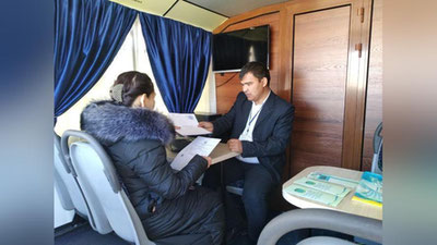 'Qoraqalpog`istonda davlat xizmatlari sayyor tarzda avtobusda ko`rsatilmoqda'ning rasmi