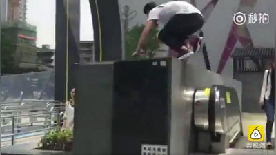 '​Хитойлик йигит ўзи тушган метро поездини қувиб етиб, қайтадан ўтирди'ning rasmi