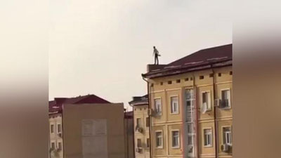 Изрображение 'В Нукусе пьяный мужчина бегал по крыше пятиэтажного дома (видео)'