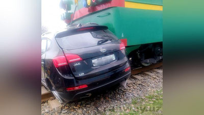 Изрображение 'Под Ташкентом водитель кроссовера погиб, пытаясь проскочить перед поездом'