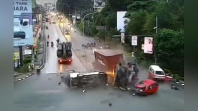 Изрображение 'Страшная авария в Индонезии попало на видео: 5 погибли, десятки пострадали'