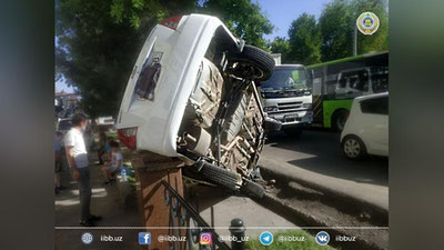 Изрображение 'В Ташкенте водитель "Ласетти" съехал в арык и опрокинулся'