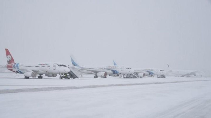 'Kuchli qor sabab Moskva aeroportlarida 40 ga yaqin reys kechiktirildi, ayrimlari bekor qilindi'ning rasmi