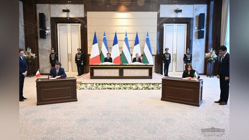 'Shavkat Mirziyoev va Emmanuel Makron Qo`shma bayonot qabul qildilar. Prezidentlar huzurida 8 ta ikki tomonlama hujjat imzolandi'ning rasmi