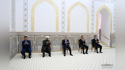 Изрображение 'Шавкат Мирзиёев начал поездку по Сурхандарье с посещения мавзолея Хакима ат-Термизи'