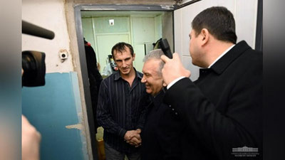 Изрображение '"Узнали меня?": Президент Узбекистана постучался в дверь жителя Учтепы (видео)'