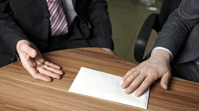 'Qarshida fuqaro IIB xodimiga 10 million so`m pora berayotganda ushlandi'ning rasmi