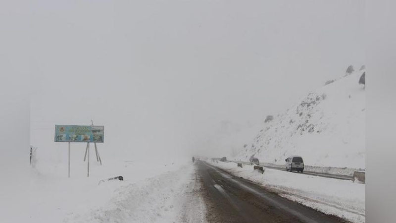 'Айни пайтда "Қамчиқ" давонида кучли қор ёғмоқда, ҳайдовчиларга айрим эслатмалар берилди'ning rasmi