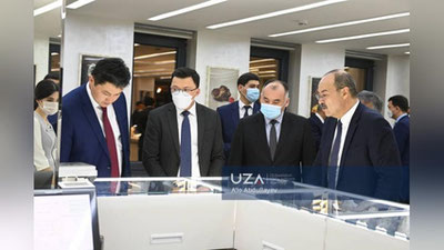 'Bosh vazirlar zargarlik zavodini ko`zdan kechirdi'ning rasmi