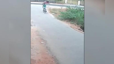 'Ko`zoynakli ilon velosipedda ketayotgan yo`lovchilarga tashlandi (Video)'ning rasmi