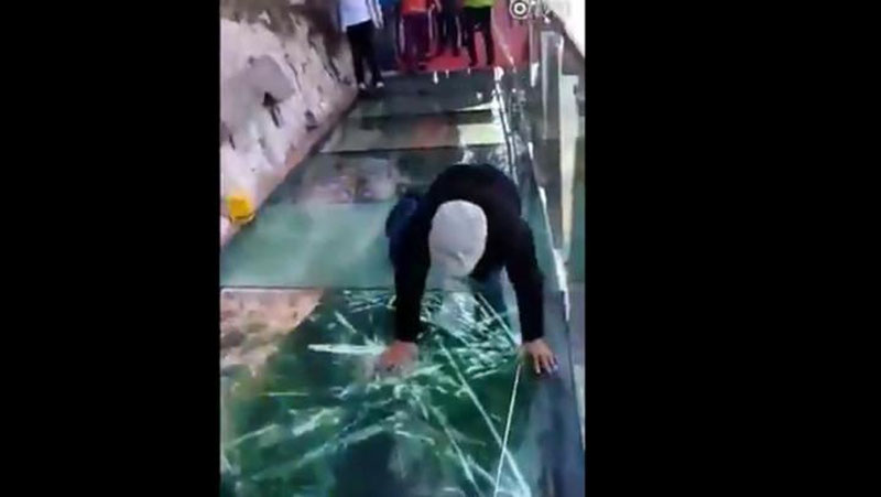 '​ХИТОЙДА “ДАРЗ КЕТГАН”КЎПРИК САЙЁҲЛАРНИ ҚЎРҚИТИБ ЮБОРДИ (Видео)'ning rasmi