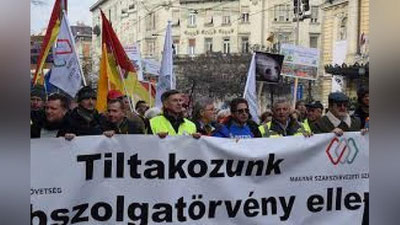 'Vengerlar “qullik qonuni”ga qarshi chiqishmoqda 'ning rasmi