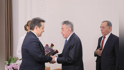 Изрображение 'Министр народного образования наградил 69 учителей (фото)'