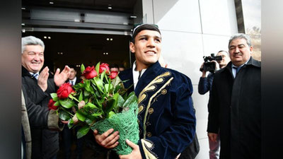 Изрображение 'Муроджону Ахмадалиеву вручили ключи от нового авто и квартиры в Ташкенте (видео)'