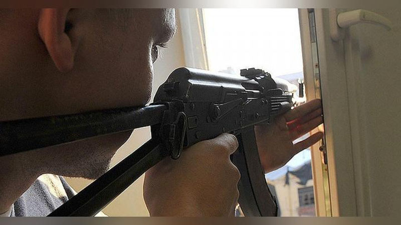 'Rossiyalik erkak beshinchi qavat oynasidan o`tkinchilarga o`q uzdi (Video)'ning rasmi