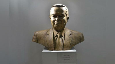 Изрображение 'В Кашкадарье опровергли принудительный сбор денег с учителей на бюст Ислама Каримова'