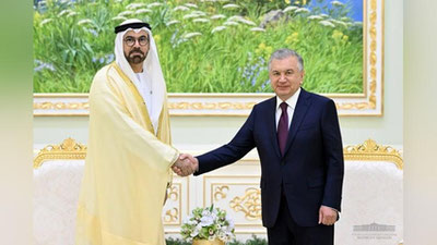 'Shavkat Mirziyoev BAA Hukumat ishlari bo`yicha vaziri Muhammad bin Abdulloh al-Gargaviyga “Do`stlik” ordeni topshirdi'ning rasmi