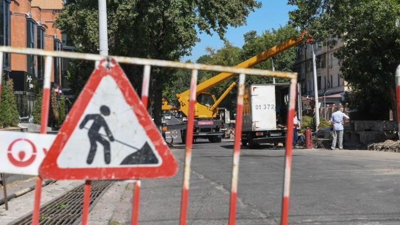'Toshkentdagi serqatnov ko`chalardan biri qariyb bir oyga qisman yopib qo`yildi'ning rasmi