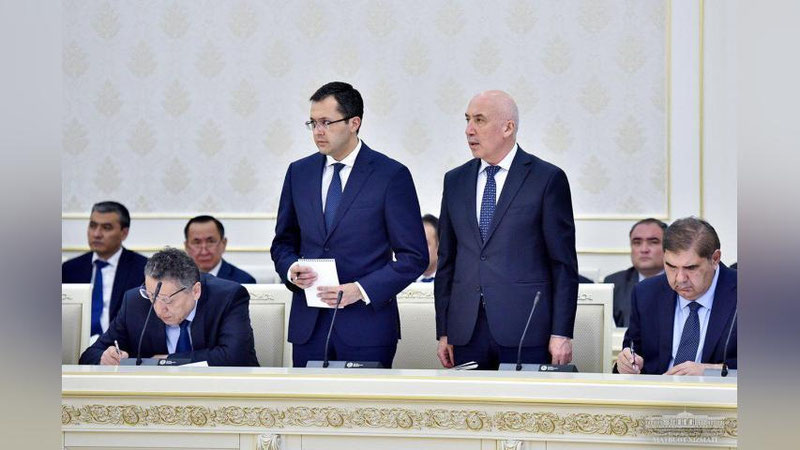 'Коронавирусга қарши курашишга жалб қилинган тиббиёт ходимлари ойлик маошига 120 фоиз устама қўшиб берилади — Президент'ning rasmi