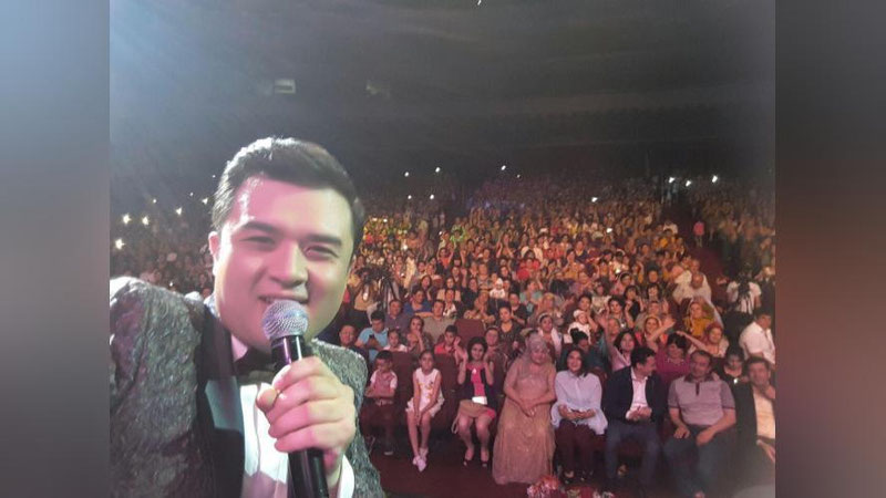 '​Alisher Fayz konsertida 4200 muxlisi bilan selfi tushdi(Foto) 'ning rasmi