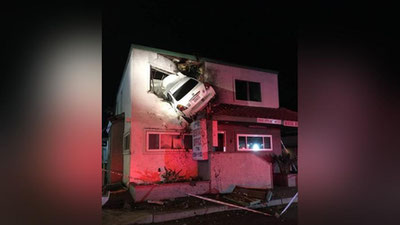 Изрображение 'ДТП В КАЛИФОРНИИ: АВТОМОБИЛЬ ПРОТАРАНИЛ ВТОРОЙ ЭТАЖ ЗДАНИЯ (ВИДЕО)'