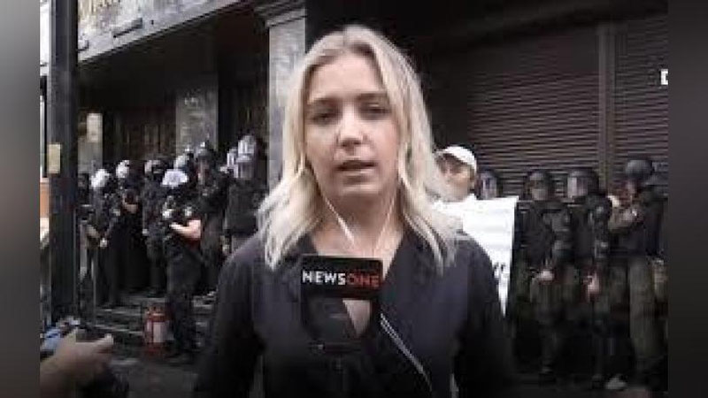 'Украиналик журналист аёлга тўғридан-тўғри эфирда ҳужум қилишди (Видео) 'ning rasmi