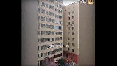Изрображение 'МУЖЧИНА В АСТАНЕ ПОЙМАЛ РЕБЕНКА, ВЫПАВШЕГО С 10 ЭТАЖА (ВИДЕО)'