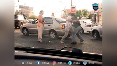 'Тошкентда йўл талашаётган ҳайдовчилар ўртасидаги можаро катта жанжалларга айланмоқда'ning rasmi