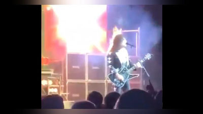 Изрображение '"SHOW MUST GO ON": МУЗЫКАНТУ НЕ ПОМЕШАЛИ ГОРЯЩИЕ ВОЛОСЫ (ВИДЕО)'