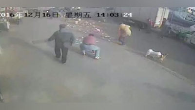 Изрображение 'БЕСКОРЫСТНЫЕ ПРОХОЖИЕ ПОМОГЛИ КИТАЙЦУ СОБРАТЬ ДЕНЬГИ С АСФАЛЬТА (ВИДЕО)'