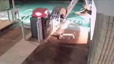 '​Жиноятчи экскаватор ёрдамида банкоматни ўмармоқчи бўлди (Видео)'ning rasmi