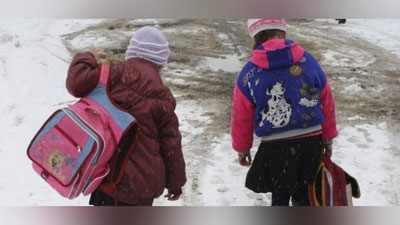 Изрображение 'МНО разрешило носить школьницам классические брюки в холодное время'