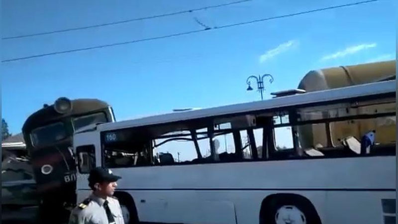 Изрображение 'ПОЕЗД ПРОТАРАНИЛ АВТОБУС В БАКУ: 1 ПОГИБ, 34 ПОСТРАДАЛИ (ВИДЕО)'