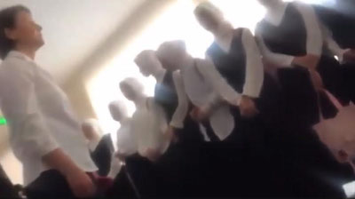 'Toshkentda maktab direktori va o`quvchi qizlar o`rtasida ro`mol o`rash bilan bog`liq tushunmovchilik yuzaga keldi(video)'ning rasmi