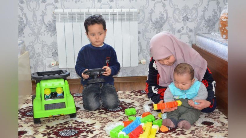 'Vaqf fondi koronavirus sabab vafot etgan qoraqalpog`istonlik imom-noibning oilasiga uy hadya qildi'ning rasmi