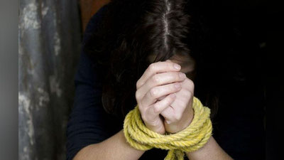 'Самарқандда 27 ёшли қизни Туркияга фоҳишалик қилиш учун юбораётган 35 ёшли аёл ушланди'ning rasmi