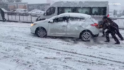 'Istanbulda kuchli qor tufayli "hayot to`xtab qoldi"'ning rasmi