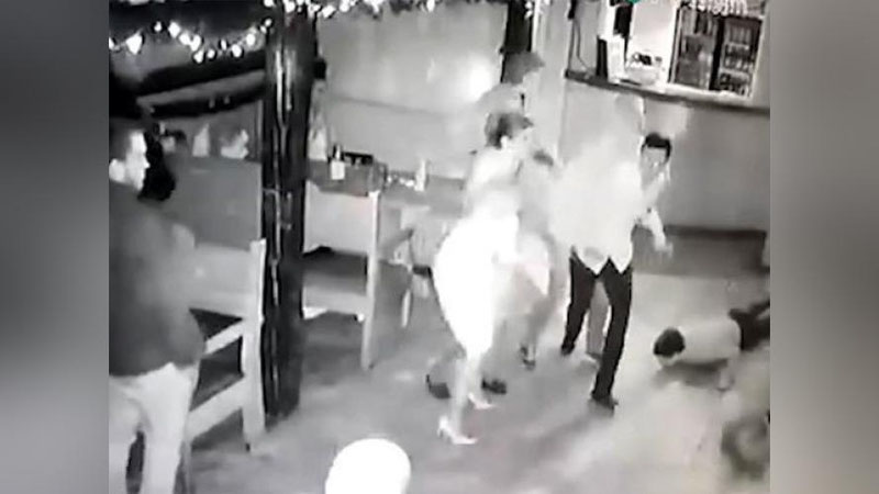 Изрображение 'Посетитель кафе убил диджея за отказ сменить музыку (видео, 18+)'