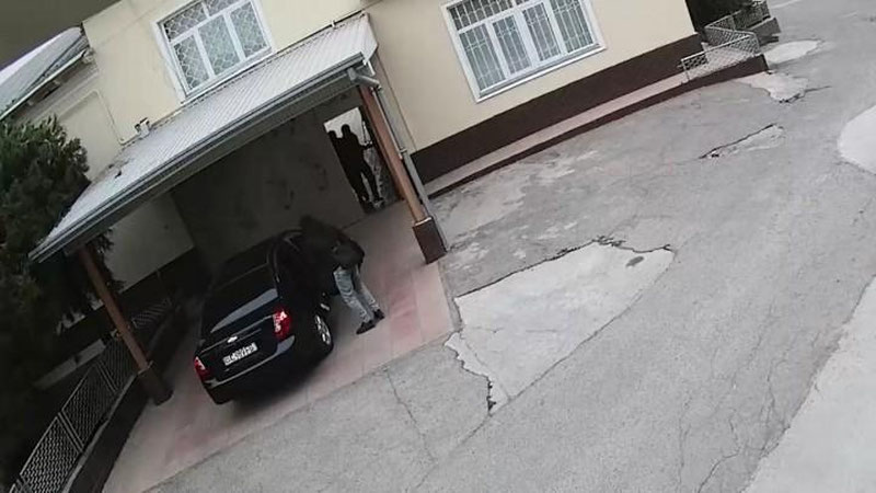 'Тошкентда хонадонга кириб, фуқаронинг оғиз ва қўлларини скотчлаб, сейфни ўмарган 8 эркак қамоққа олинди'ning rasmi