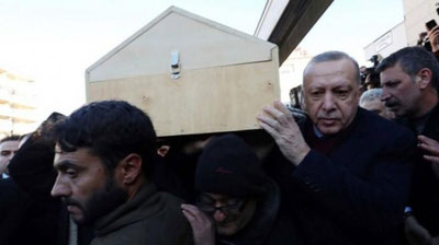 'Toyib Erdo`g`an zilzilada qurbon bo`lganlarning janozasida qatnashdi'ning rasmi