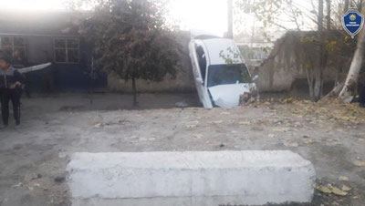 Изрображение 'Пьяный житель Самаркандской области угнал и разбил автомобиль приятеля'