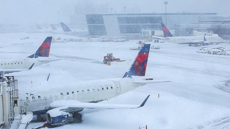 'Кучли қор бўрони АҚШда минглаб парвозларни чеклаб қўйди'ning rasmi