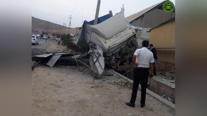 'Buloqboshida boshqaruvni yo`qotgan haydovchi yuk mashinasi bilan xonadonni buzib yubordi. Ayanchli YTH natijasida o`ynab yurgan bolalar halok bo`lgan (foto)'ning rasmi