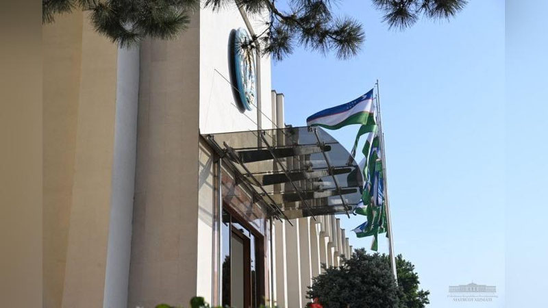 'Prezident Eronga rasmiy tashrif bilan jo`nab ketdi'ning rasmi