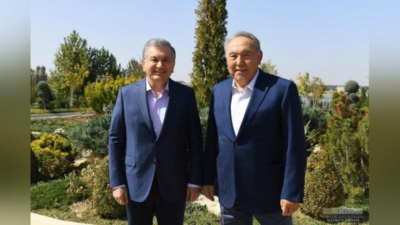 'Shavkat Mirziyoev Elboshi Nursulton Nazarboev bilan chegara hududda uchrashdi'ning rasmi