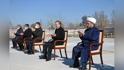 'Президент буюк муҳаддис Имом Бухорий қабрини зиёрат қилди'ning rasmi